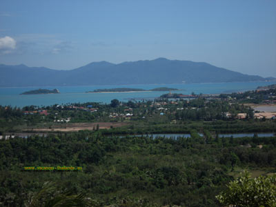 location de maison sur koh samui thailande baie de big-Bouddha depuis la pagodeLa villa est situee a quelques kilometres de l'aeroport, pres d'un grand magasin TESCO LOTUS. Nombreuses attractions de l'ile, notamment les villes de Chaweng et de Lamai, avec leurs boutiques d'artisanat et une vie nocturne animee. Autres curiosites locales comprennent l'imposant Big Buddha et l'interieur de l'ile jungle exotique, connu pour ses impressionnantes chutes d'eau. 