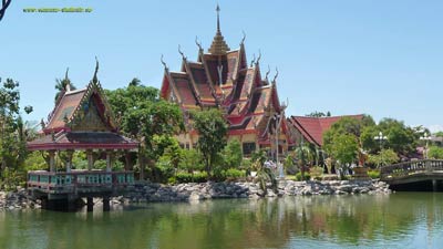 les beaux temples a 5 minutes de la maison louee. Les temples, veritables joyaux de l'heritage architectural thai, portent de riches ornements dont vous vous plairez a examiner les details. Leurs couleurs flamboyantes et leurs lignes qui s'elancent vers le ciel exercent une fascination sans pareil. La Thailande, experte en massages et autres SPA (soins par l'eau), comblera les femmes les plus exigeantes, de nombreux soins seront proposes a petit prix, laissez-vous dorloter par samui la douce.