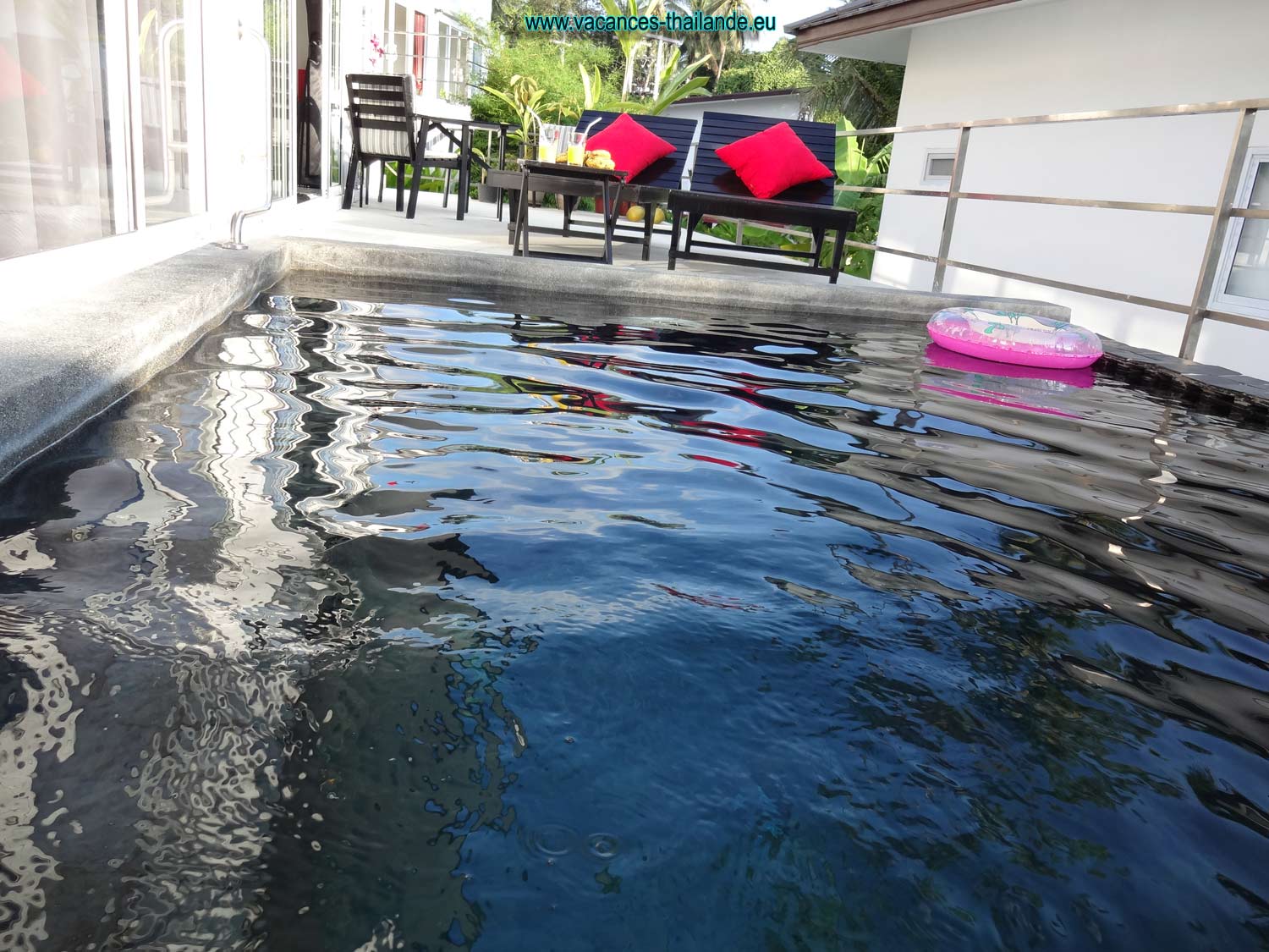 Les cocotiers au pieds des villas de la résidence vous donneront un vrai spectacle de cartes postales mais dans une réalité appaisante, la coco est une ressource importante de l'ile, il fait bon manger et boire des noix de coco